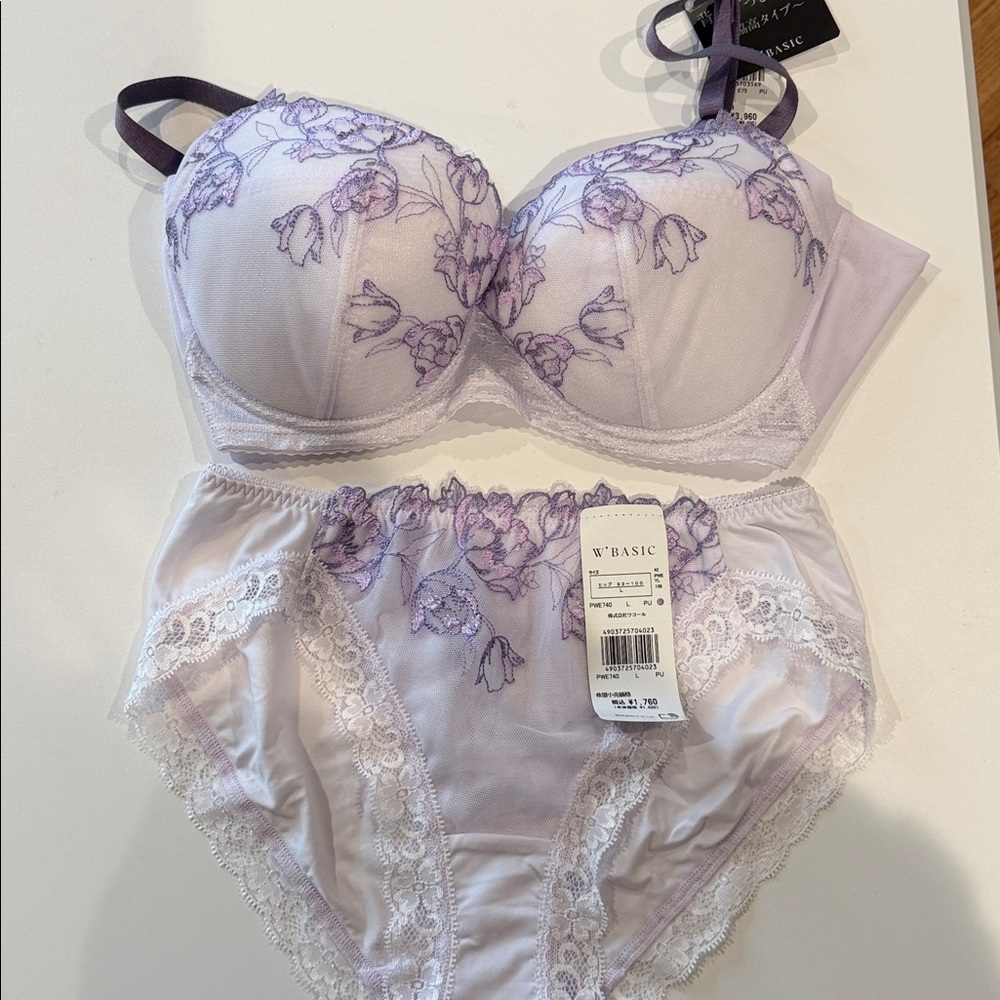 Wacoal Women's Bra and Matching Panties Set